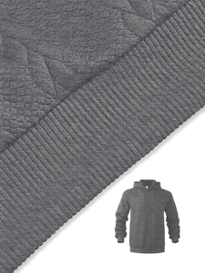 Dettaglio della felpa con cappuccio grigia in maglia a trecce con orlo a costine