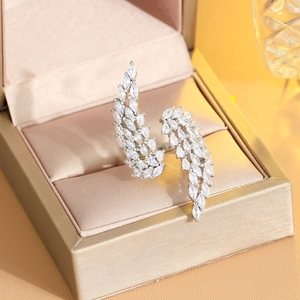 Bague d'ailes d'ange luxueuse avec cristaux marquise dans un coffret cadeau