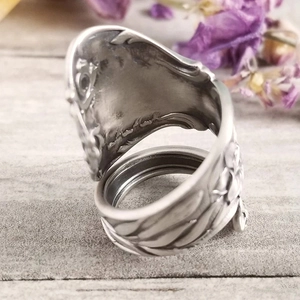 Nahaufnahme des Vintage-Silberlöffelrings mit aufwändigen Blumengravuren und Textur