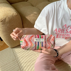 Sac fourre-tout en toile tricotée à rayures arc-en-ciel et texture ondulée rose