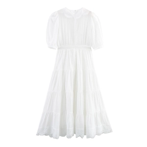 Robe blanche à col en V avec dentelle, manches bouffantes et jupe à volants dos nu