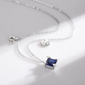 Elegante S925 Sterlingsilber Kette mit quadratischem blauem Edelstein Anhänger für Damen