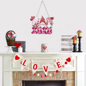 Détail d'un panneau gnome de Saint-Valentin en bois rose et lettres XOXO sur cheminée