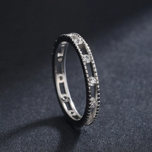 Bague classique ajourée en argent sterling S925 sertie de pierres rondes transparentes