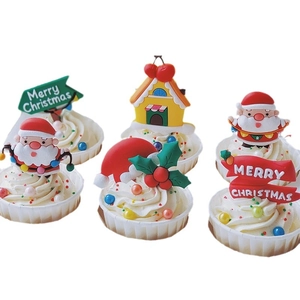 Weihnachts Kuchendekoration Set mit Weihnachtsmann und Merry Christmas Schildern auf Cupcakes