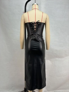 Détail du laçage croisé au dos d'une robe midi en cuir PU noir à coupe ajustée