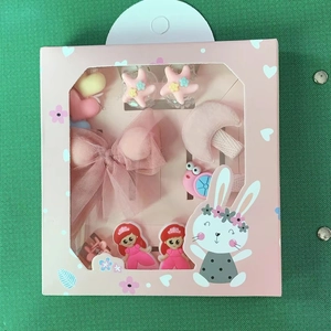 Detailansicht der rosa Kinder Haarschmuck Geschenkbox mit Schleifen und Klammern