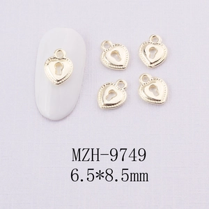Vue macro de breloques cadenas cœur en alliage de 6,5x8,5mm pour décoration d'ongles