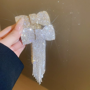 Vue détaillée de la barrette à nœud en strass étincelants avec de longues franges élégantes