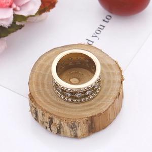 Makroaufnahme von breitem Vintage-Ring in Gold mit Zirkonia auf Holzdisplay