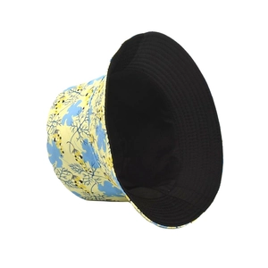 Détail du chapeau réversible montrant l'imprimé floral et la doublure noire unie