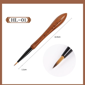 Vue détaillée du pinceau de nail art professionnel avec manche en noyer et poils de 1,1 cm