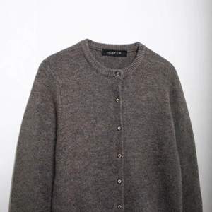 Dunkelgraue Damen Strickjacke mit Rundhalsausschnitt und silbernen Metallknöpfen