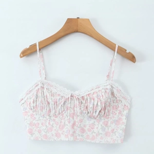 Top floreale stile francese con lacci in pizzo e sottili spalline regolabili in rosa