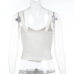 Detaillierte Rückansicht des weißen Spitzen-Tops mit elegantem Blumenmuster