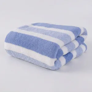 Asciugamano in microfibra a righe blu e bianche con trama morbida assorbente e bordo orlato