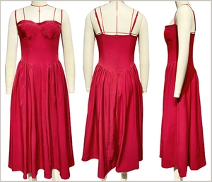 Vue en trois plans de robe longue en satin rouge à fines bretelles et jupe plissée chic