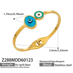 Vue détaillée du bracelet jonc doré en acier inoxydable avec œil porte-bonheur et dimensions