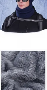 Dettaglio della fodera in pile grigio per set invernale di cappello e scaldacollo