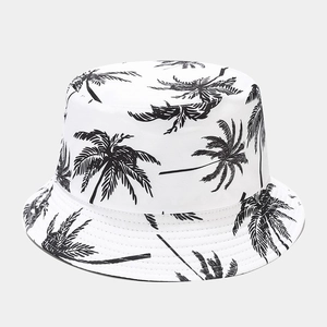 Dettaglio di un cappello a secchiello bianco con stampa di palme nere e cuciture