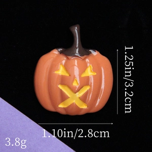 Vista dettagliata del ciondolo a zucca di Halloween in resina con dimensioni e peso