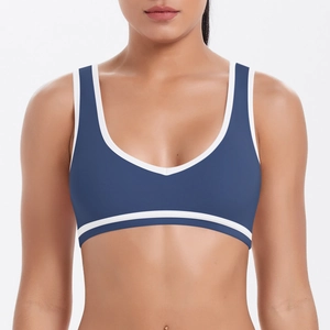 Détail de la brassière de sport bleu marine avec bordure blanche et tissu brossé