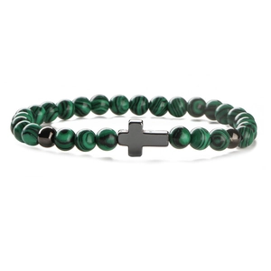 Bracelet en malachite naturelle et perles noires avec un pendentif croix religieuse