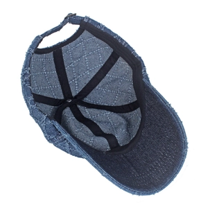 Vue intérieure d'une casquette de baseball en denim bleu foncé délavé avec bords usés