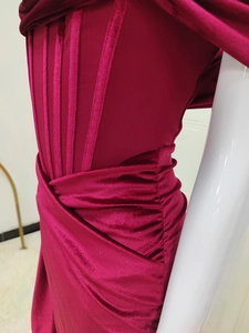 Détail de la robe en velours magenta avec baleines de corset et texture de tissu plissé