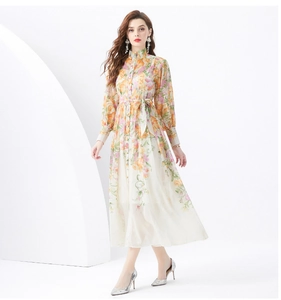 Detailansicht der Laternenärmel-Manschetten und das zarte Blumenmuster auf dem Chiffon