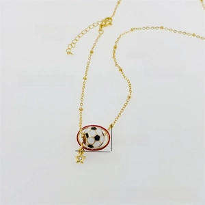 Detail van de 18K vergulde voetbal ketting met zirkonia steentjes en exacte afmetingen