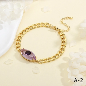 Detailansicht der Gliederkette mit violettem Auge-Kristall und sicherem Karabinerverschluss