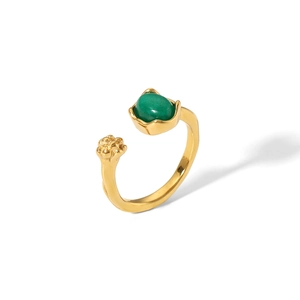 Macro detail of tulip vintage gold ring with green gemstone and floral carving