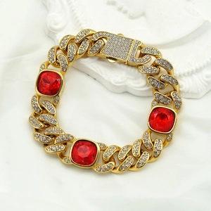 Détail du bracelet cubain doré avec pavé de diamants et trois pierres rouges carrées