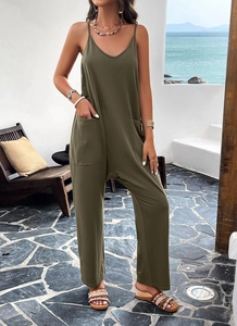 Détail de la combinaison vert olive avec de grandes poches avant et coupe jambe large