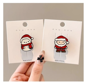 Détail des broches de Noël avec Père Noël et ours polaire sur carte cadeau