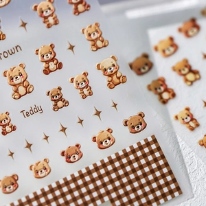 3D-geprägte Teddybär-Nagelaufkleber mit braunen Bärenmustern und Karo-Akzenten