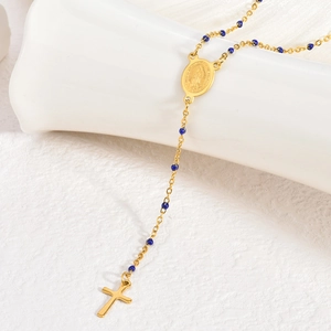 Dettaglio del rosario in acciaio inossidabile placcato oro 18K con perle blu e crocifisso