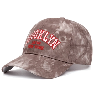 Berretto Brooklyn 1898 stile retrò con ricamo rosso 3D su tessuto grigio tie-dye