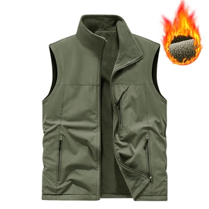 Armeegrüne Outdoor Fleeceweste mit Stehkragen, drei Reißverschlusstaschen und Thermofutter