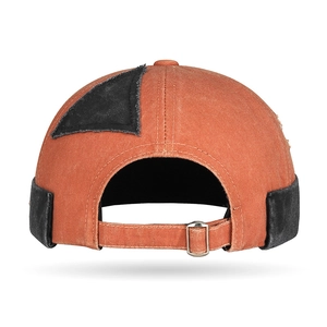 Bonnet docker rouge rouille en toile délavée avec patchs vintage et boucle en métal