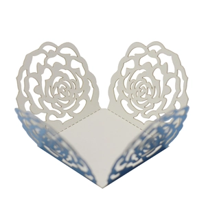 Caissettes à cupcakes blanches découpées au laser avec motif de rose pour fêtes