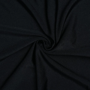 Macro détaillée d'un tissu textile noir de haute qualité avec un drapé en spirale