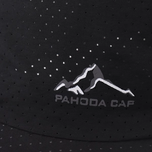 Atmungsaktive schwarze Outdoor-Sportkappe mit Laser-Belüftung und Berg-Logo-Design