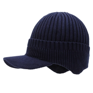 Berretto da uomo in maglia blu scuro con visiera e paraorecchie per l'inverno