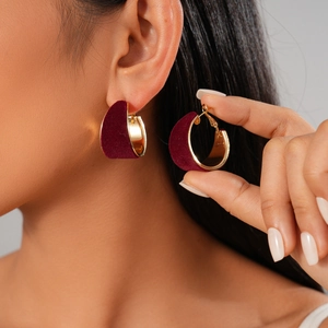 Retro C-shaped earrings with deep red velvet flocking and golden metal finish