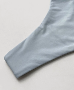 Detaillierte Nahaufnahme der hellblauen, nahtlosen Rippenstoffstruktur für Damen-Strings