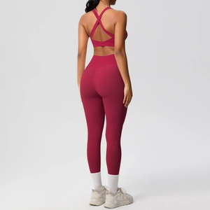 Vista trasera de conjunto de yoga rojo oscuro con mallas de cintura alta y top cruzado