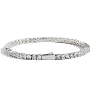 Gros plan d'un bracelet de tennis argenté avec zircons et un fermoir à ressort