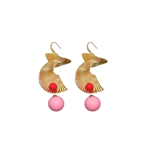 Auffällige geometrische Goldspirale-Ohrringe mit roten und rosa Perlen auf Weiß